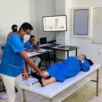 Evaluación y terapia en camilla